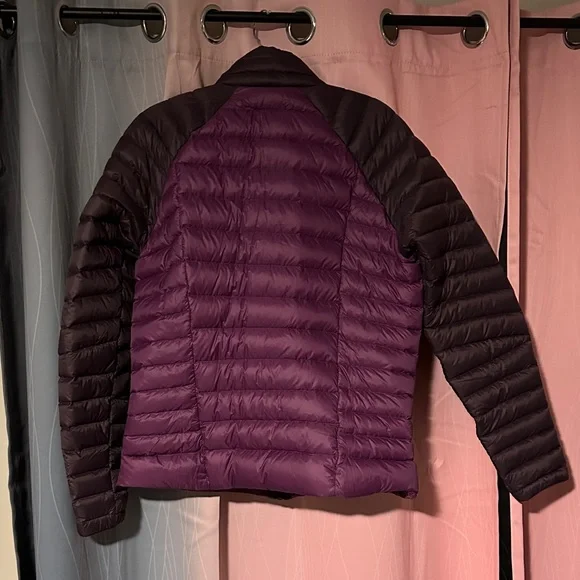 Like new! Patagonia Women's Burgundy and Plum Puffer Jacket - Picture 3 of 3
